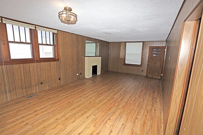 Building Photo - 344 E Adams Ave