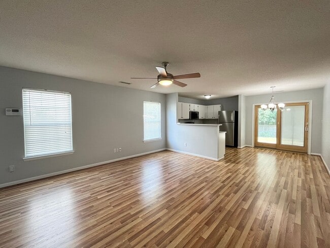 Building Photo - Classic 3BD, 2BA Apex Home in a Prime Location with a Fully Fenced Yard