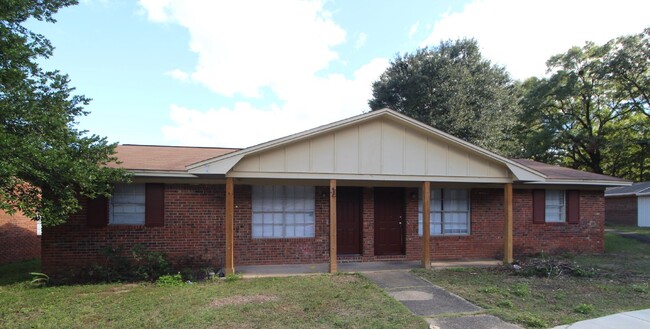 Building Photo - Pet-Friendly 2-Bedroom Duplex with Washer/...