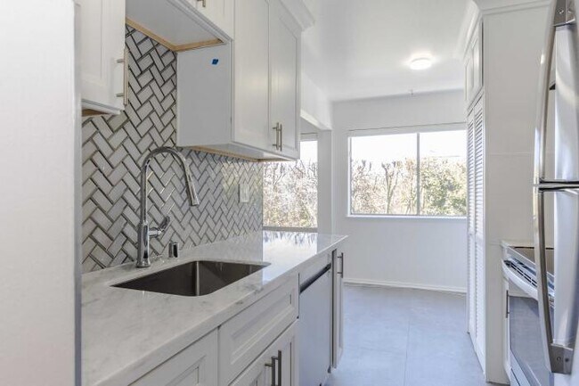 Building Photo - 2 bedroom in San Francisco CA 94115