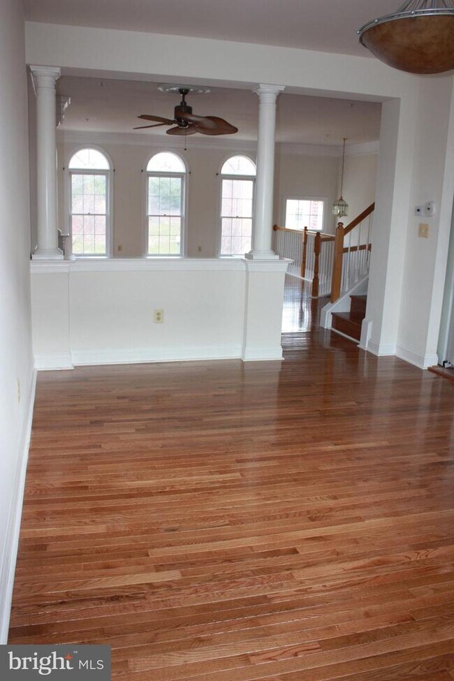 Building Photo - 1121 Regal Oak Dr