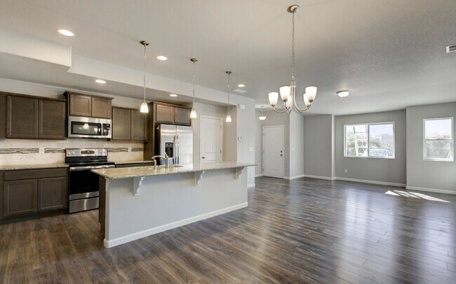 Foto del edificio - "Charming 3-Bed Townhouse with 2.5 Baths &...