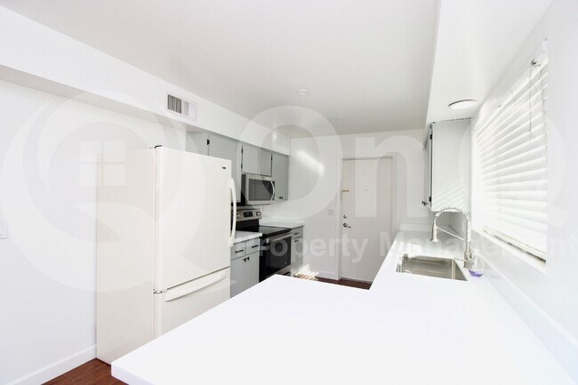 Foto del edificio - 413 E Stanford Ave