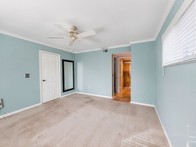 Foto del edificio - Stunning Sandpiper Bay 2 bed/2 bath end unit condo