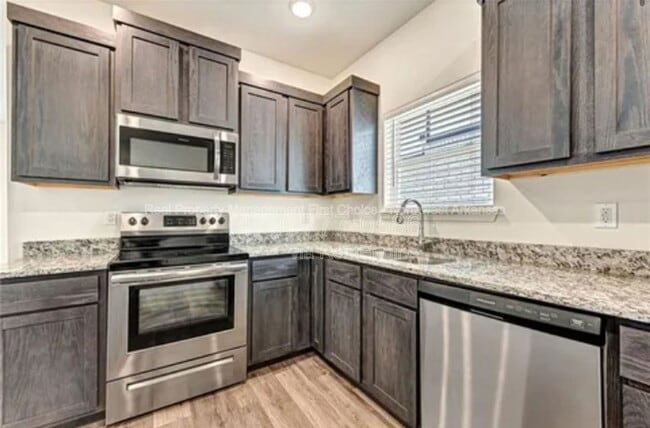 Building Photo - 733 S Benchmark Ln