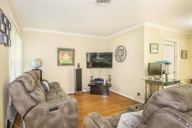 Foto del edificio - 7230 Roos Rd