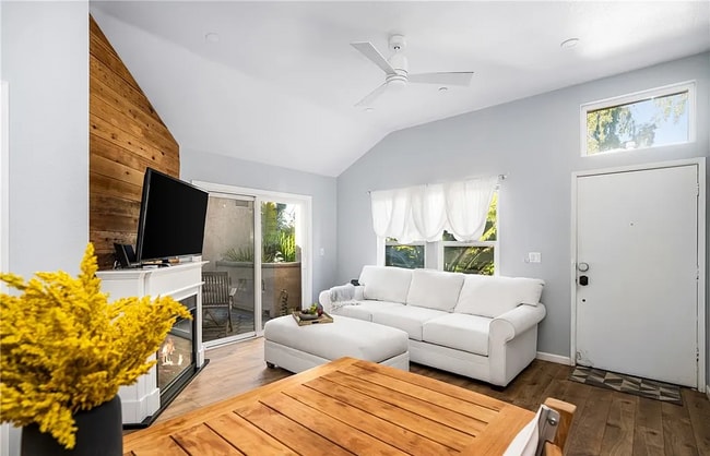 Building Photo - This beautiful, spacious 1-bedroom upper l...