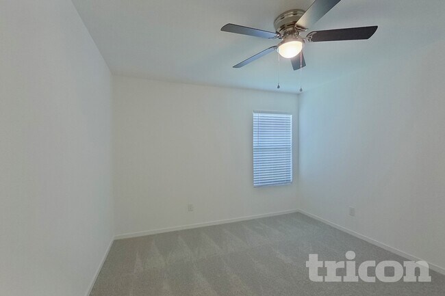 Foto del edificio - 827 Ginkgo Wy