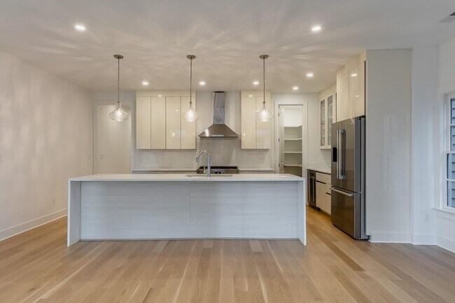 Foto del edificio - NEW CONSTRUCTION 4 bedroom home in Downtow...