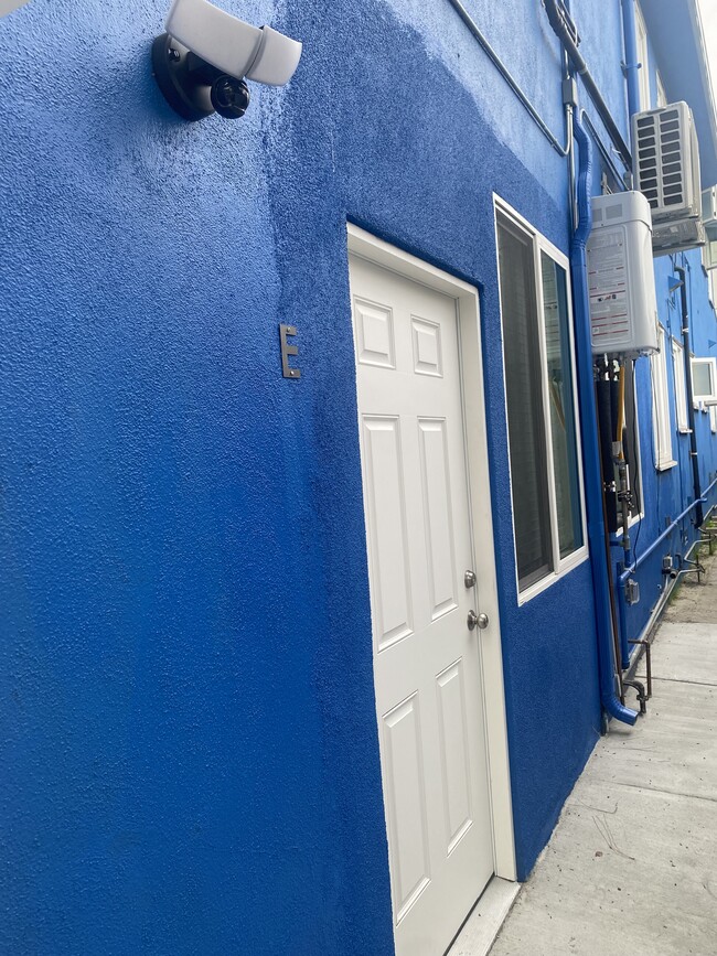 Building Photo - 405 W Broadway