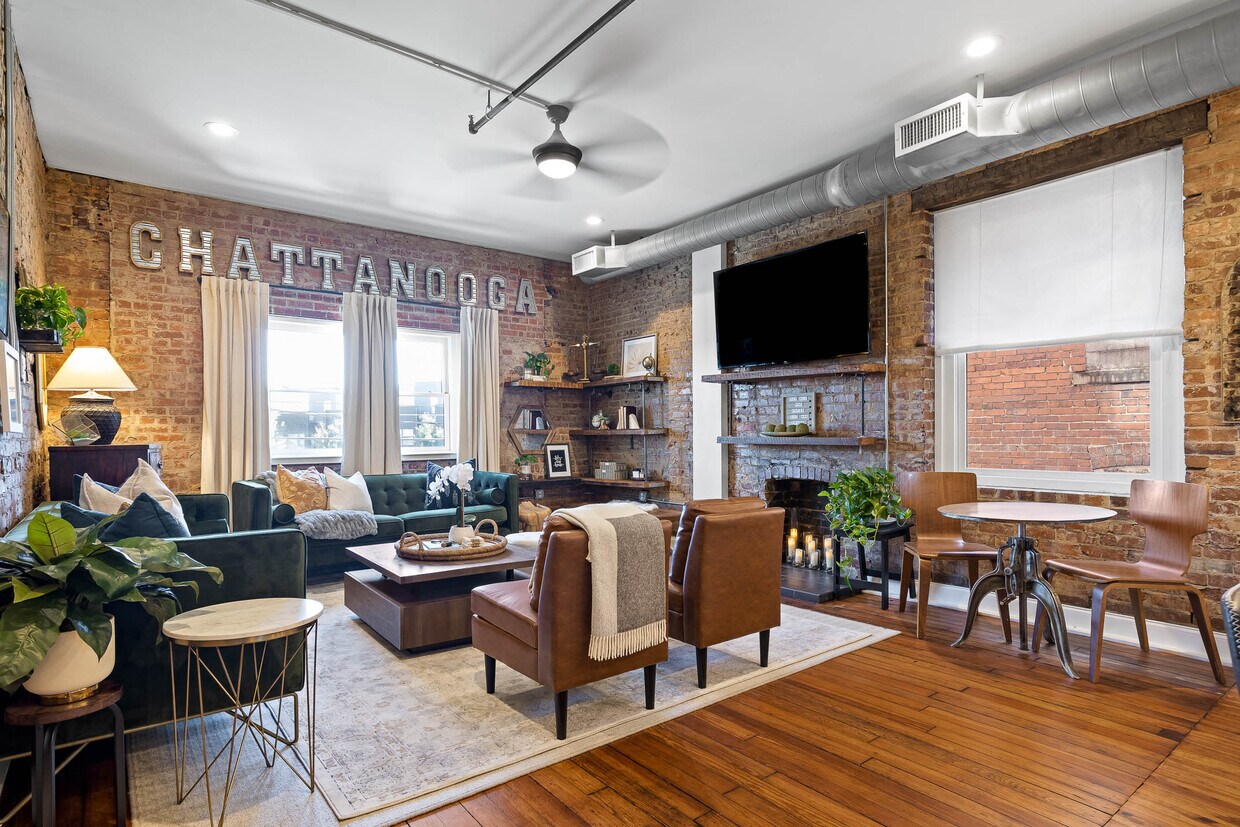 Bright and open living room - 1617 Rossville Ave