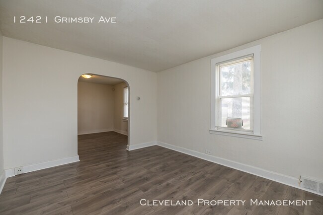 Building Photo - Spacious 3 Bedroom Home