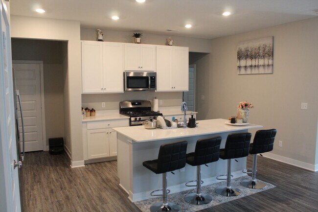 Foto del edificio - Coming Soon! Beautiful 5 Bedroom Home in D...