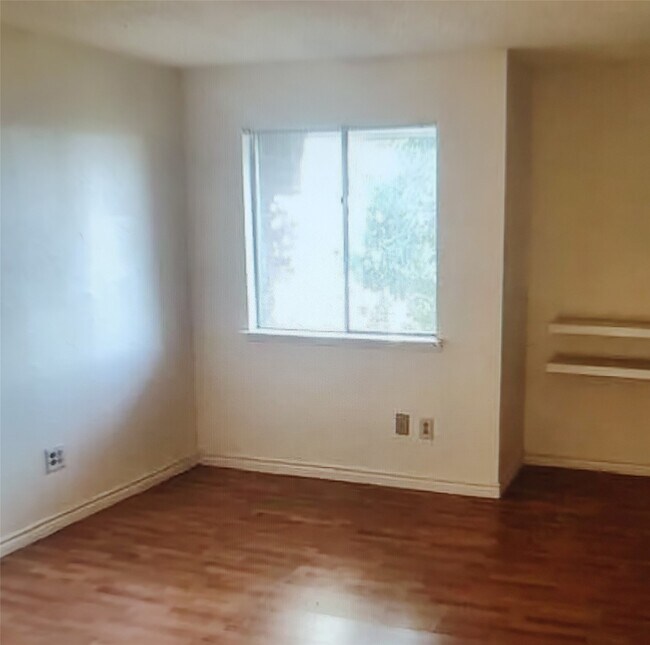 Foto del edificio - 5329 Pinewilde Dr