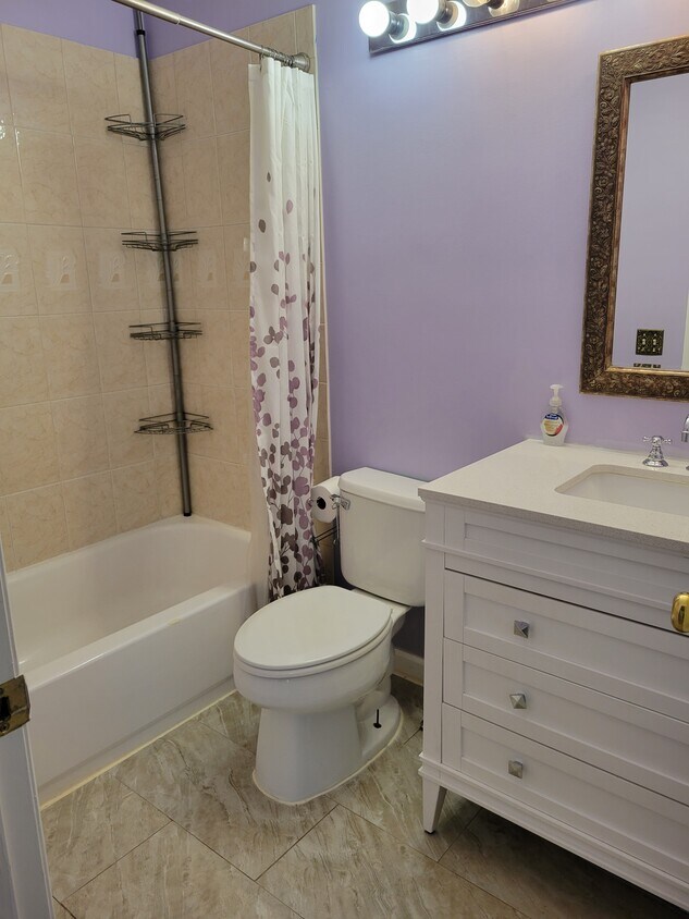 1st Master Bath - 8202 Catbird Cir