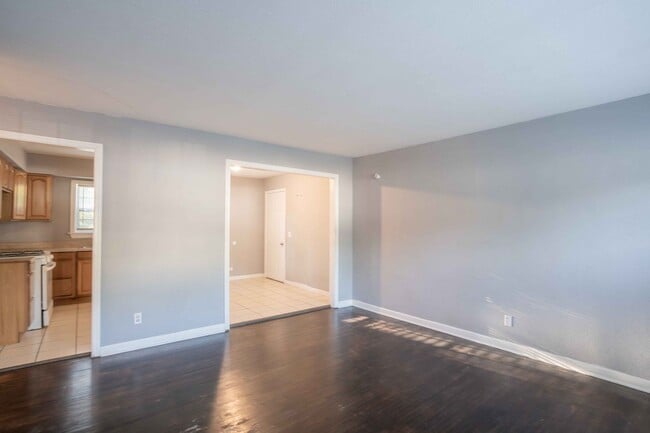 Building Photo - 3 BED 1 BATH! Schedule a tour today!