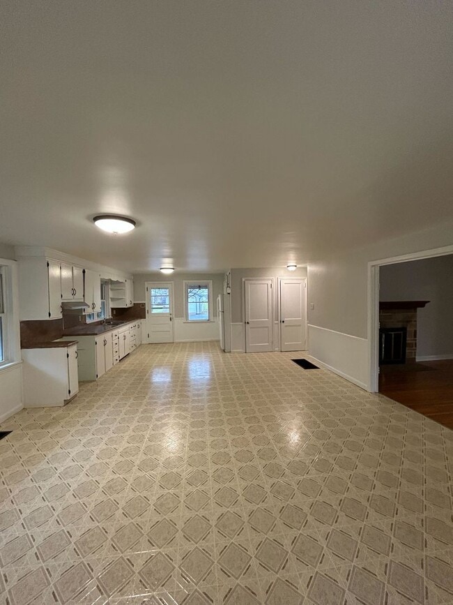 Building Photo - Beautiful Move in Ready 4 Bedroom Rancher ...