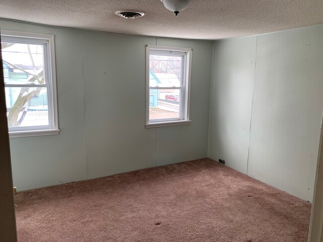 Back Bedroom - 301 E Pottawatamie St