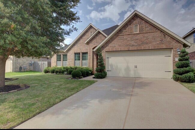 Building Photo - 2513 Golfcrest Dr