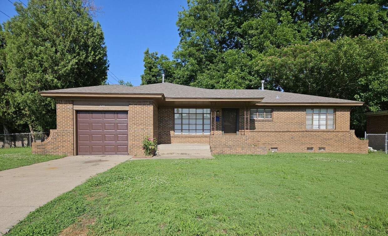 Primary Photo - Updated (3) Bed/(1) Bath in Core Norman!