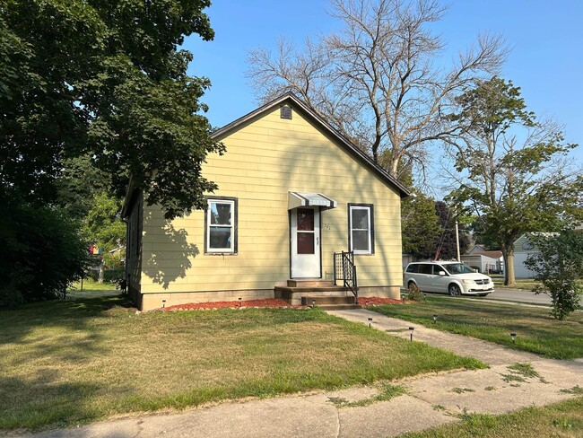 Building Photo - 202 Thompson Ave
