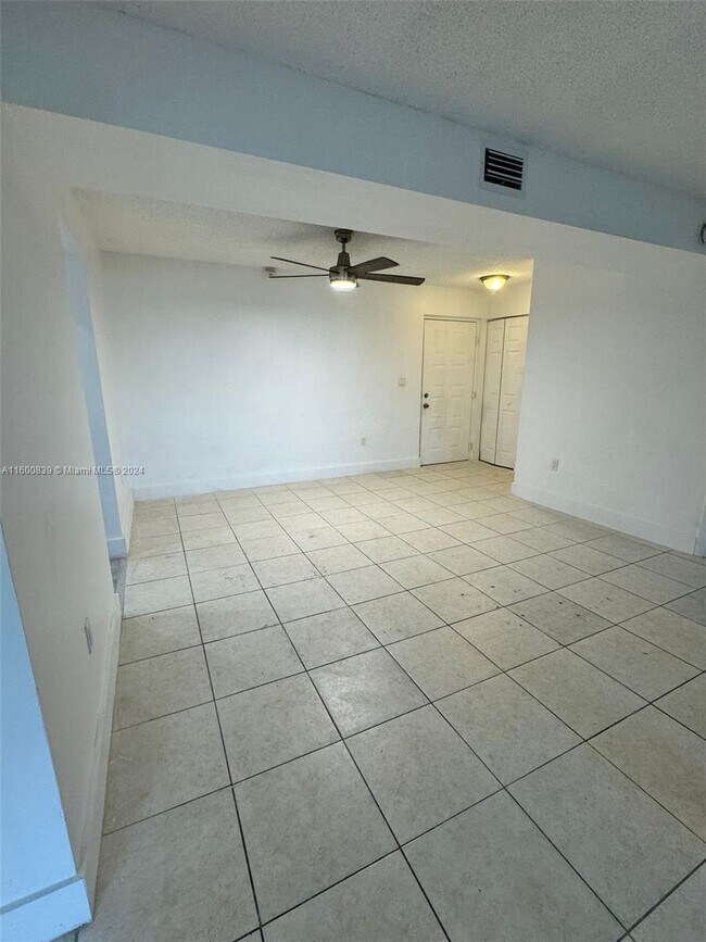 Building Photo - 711 N Pine Island Rd
