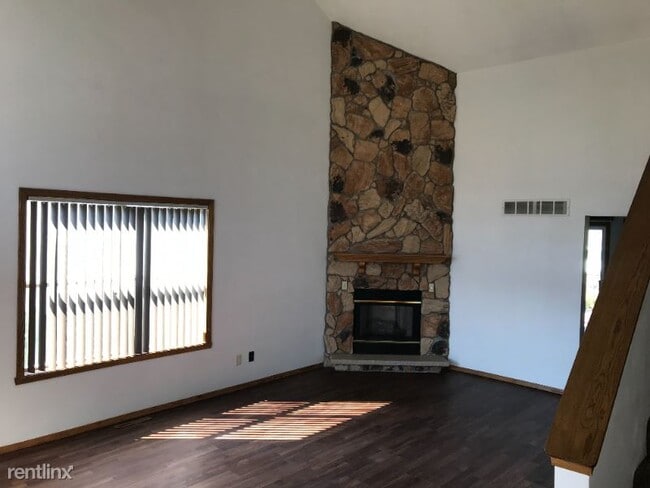 Building Photo - 3 br, 2 bath House - 6474 Wicklow Close