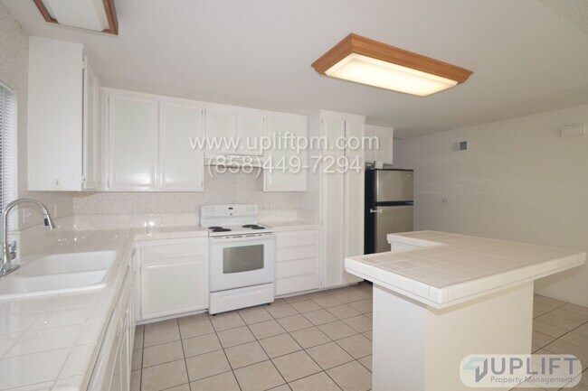 Foto del edificio - Spacious 4 Bedroom Home in Prime Mira Mesa...