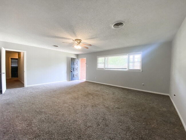 Building Photo - Charming 3-Bedroom Home with Cozy Fireplace