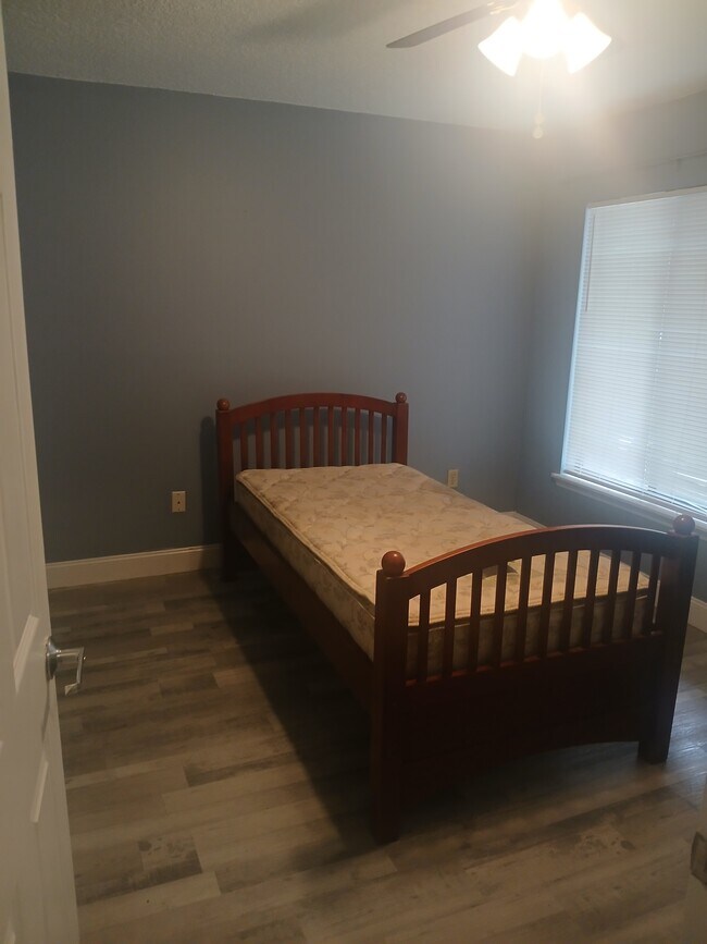 Building Photo - 2331 Sun Valley Cir