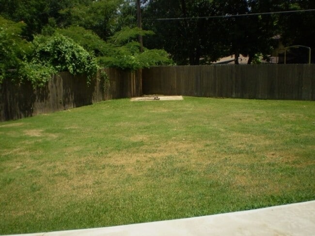 Building Photo - SOUTHERN HILLS. 3/2 NICE BRICK HOME W/FENC...