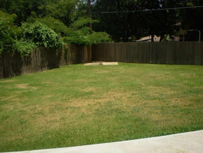 Foto del edificio - SOUTHERN HILLS. 3/2 NICE BRICK HOME W/FENC...