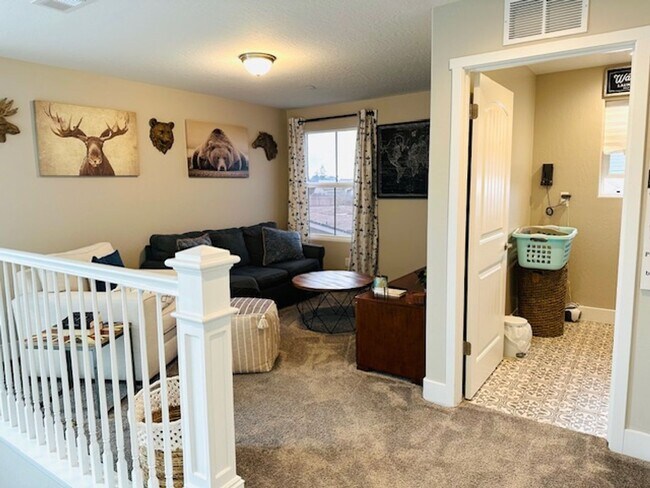 Building Photo - $3,350 West Fresno, 4 Beds + Loft - W. Nor...