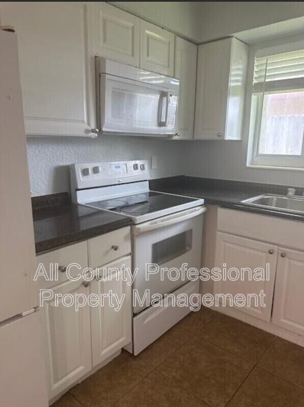 Building Photo - 332 SW 2nd Pl