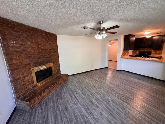 Foto del edificio - 2 bed 2 bed garage conversion with flex space, close to I-44 and I-240 ready for move in! Pets co...