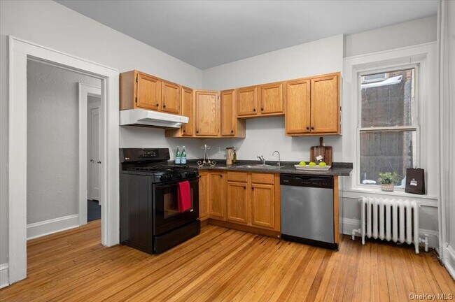 Foto del edificio - 548 Warburton Ave