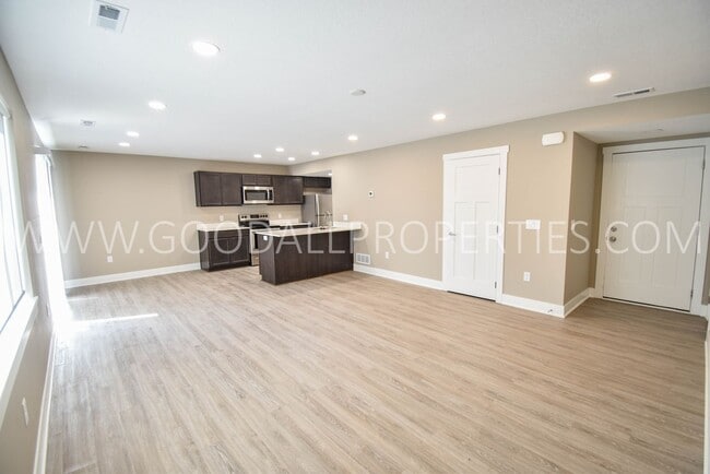 Building Photo - $1,000 rent credit if moved in by January ...