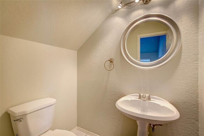 Foto del edificio - 1100 Waterview Dr