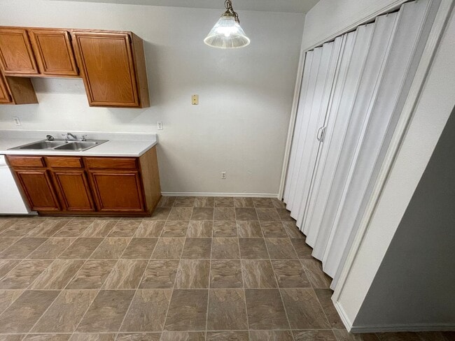 Building Photo - 1706 Benttree Dr
