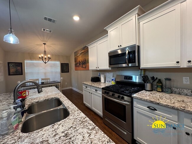 Foto del edificio - Stunning 4 Bedroom Home with Sparkling Pool!