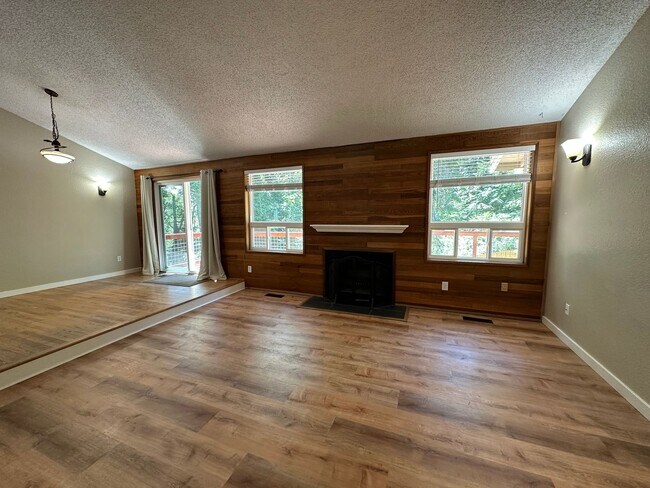 Foto del edificio - 3 Bed 2 Bath home with 2 Car Garage in Bellingham