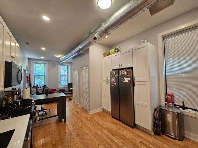 Building Photo - 1415 W Erie St