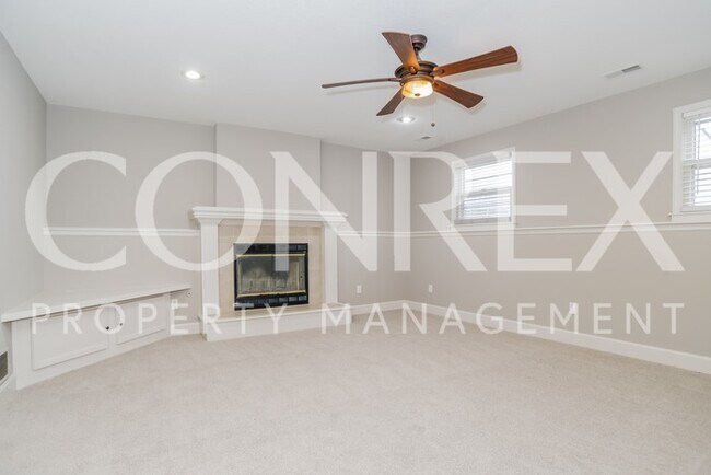 Building Photo - Fantastic Tri-Level Home in Shadowbrook!