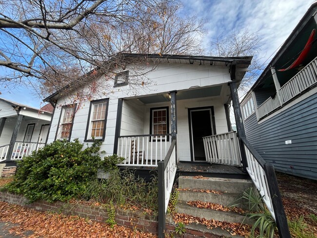 Building Photo - Downtown Charleston Cottage!