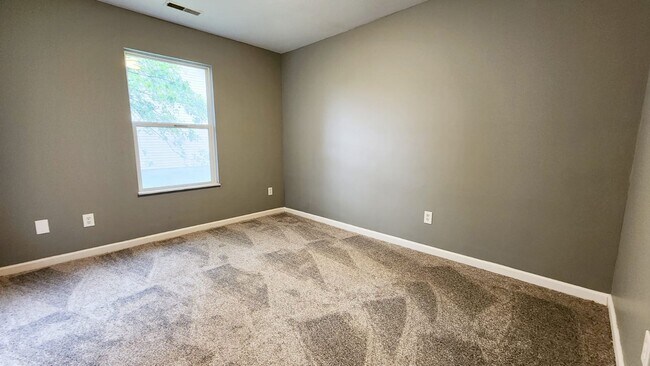Building Photo - Move in ready!