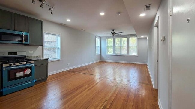 Building Photo - 619 E Groveland Park