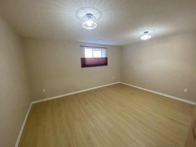 Building Photo - 723 Royal Crt NW