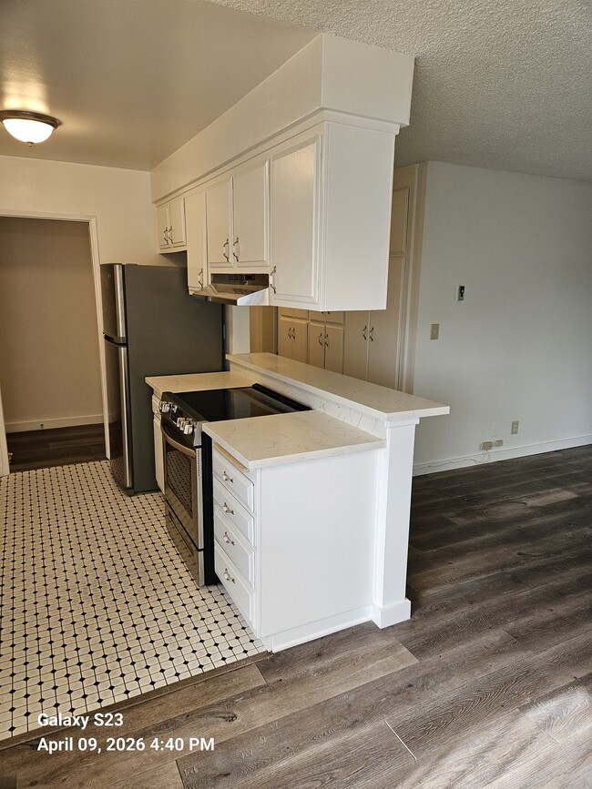 Barra de desayuno - 12004 Kling St