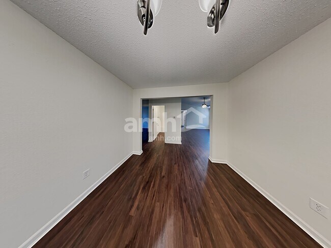 Foto del edificio - 15425 Dry Creek Rd
