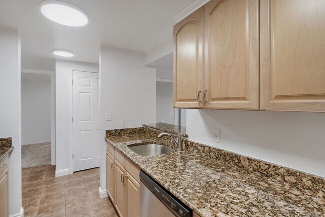 Foto del edificio - SPACIOUS 2Bd/1BA Condo- Cap Hill Neighborhood! Available NOW!